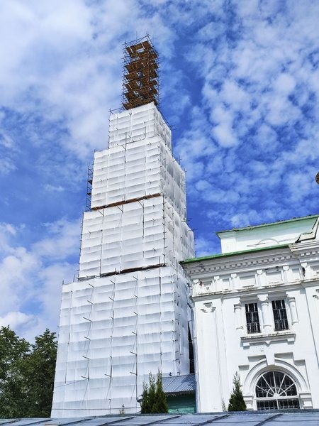 Специалисты приступили к удалению фасадного слоя колокольни Троицко-Успенского собора фото 4