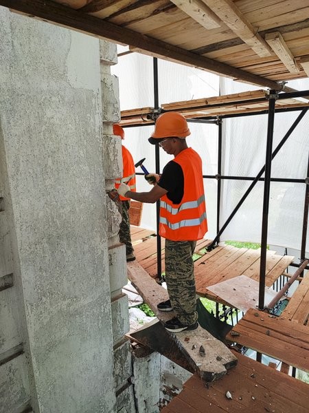 Специалисты приступили к удалению фасадного слоя колокольни Троицко-Успенского собора фото 2