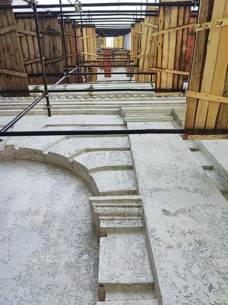 Специалисты приступили к удалению фасадного слоя колокольни Троицко-Успенского собора фото 3