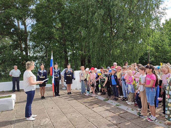 Учащиеся и педагоги школы №1 почтили память павших в годы Великой Отечественной войне фото 2