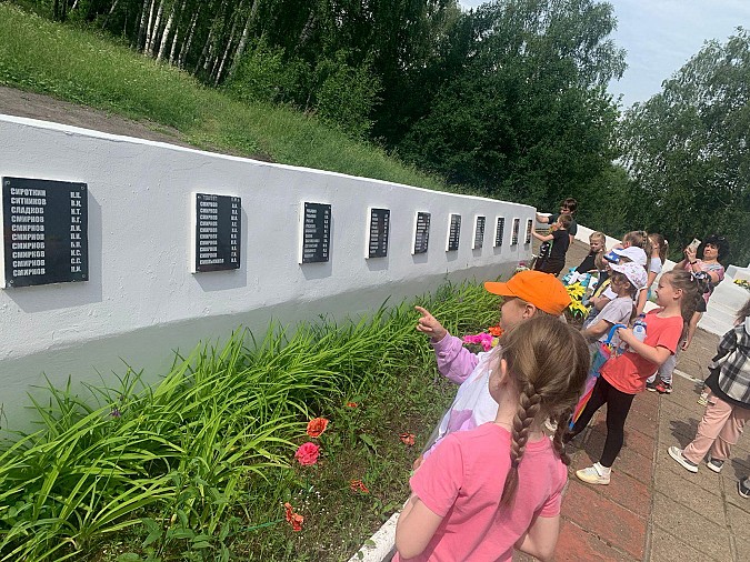 Учащиеся и педагоги школы №1 почтили память павших в годы Великой Отечественной войне фото 4