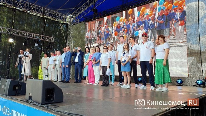 Тысячи кинешемцев прошли в колонне трудовых коллективов в День города фото 8