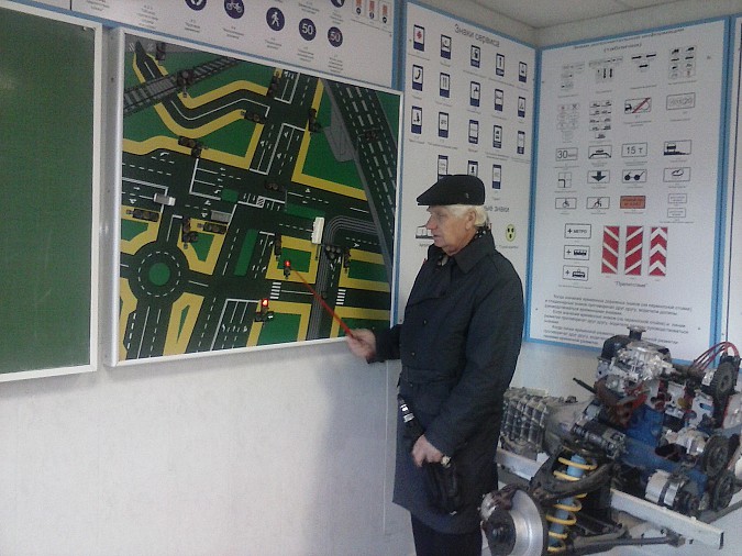 Ребята из детского дома побывали в автошколе в Кинешме фото 2