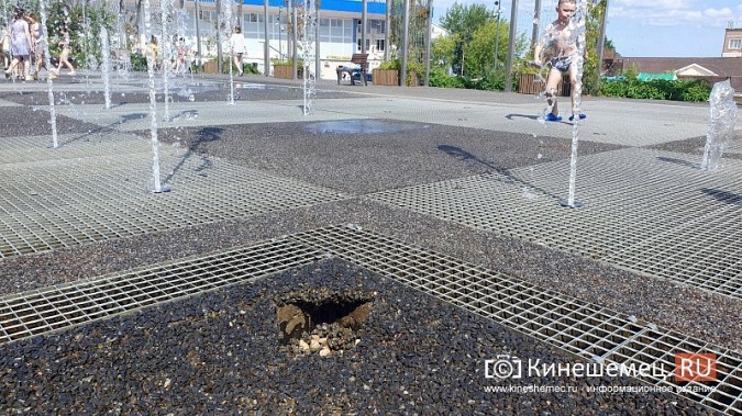 Дети рискуют травмироваться, бегая по провалам в фонтане в центре Кинешмы фото 3
