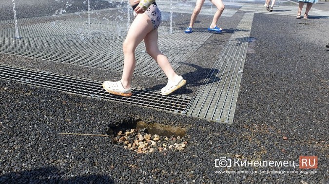 Дети рискуют травмироваться, бегая по провалам в фонтане в центре Кинешмы фото 6