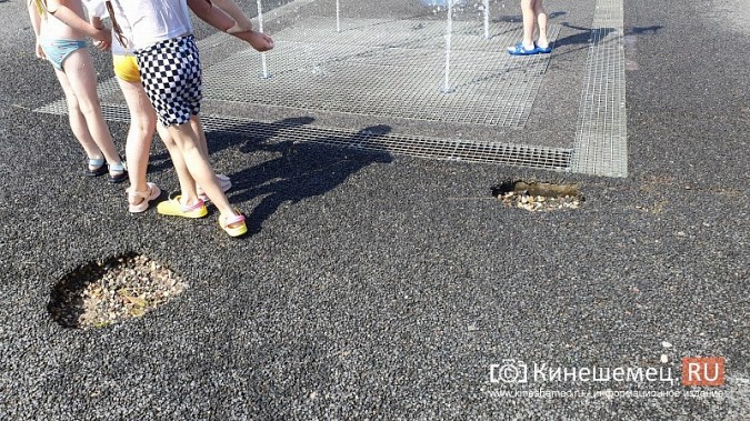Дети рискуют травмироваться, бегая по провалам в фонтане в центре Кинешмы фото 7