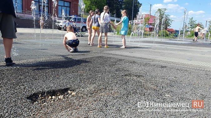 Дети рискуют травмироваться, бегая по провалам в фонтане в центре Кинешмы фото 5