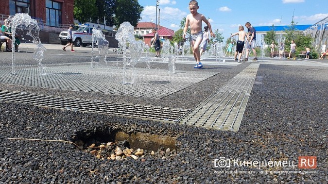 Дети рискуют травмироваться, бегая по провалам в фонтане в центре Кинешмы фото 2
