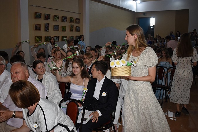 В Кинешме чествовали выпускников - медалистов 2024 года фото 63