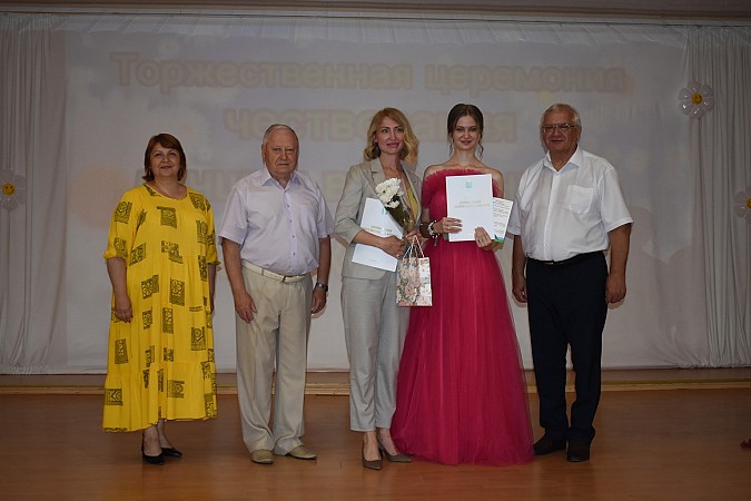 В Кинешме чествовали выпускников - медалистов 2024 года фото 35