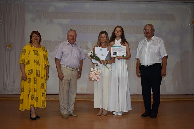 В Кинешме чествовали выпускников - медалистов 2024 года фото 14