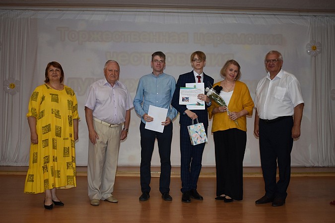 В Кинешме чествовали выпускников - медалистов 2024 года фото 25