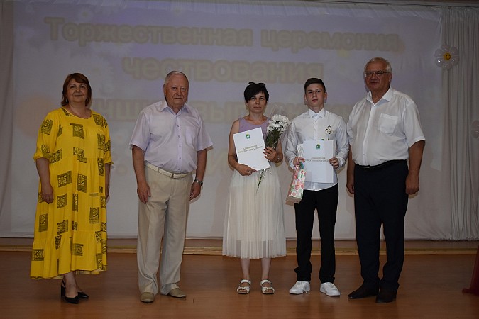 В Кинешме чествовали выпускников - медалистов 2024 года фото 38