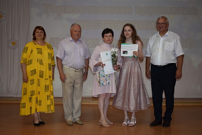В Кинешме чествовали выпускников - медалистов 2024 года фото 57
