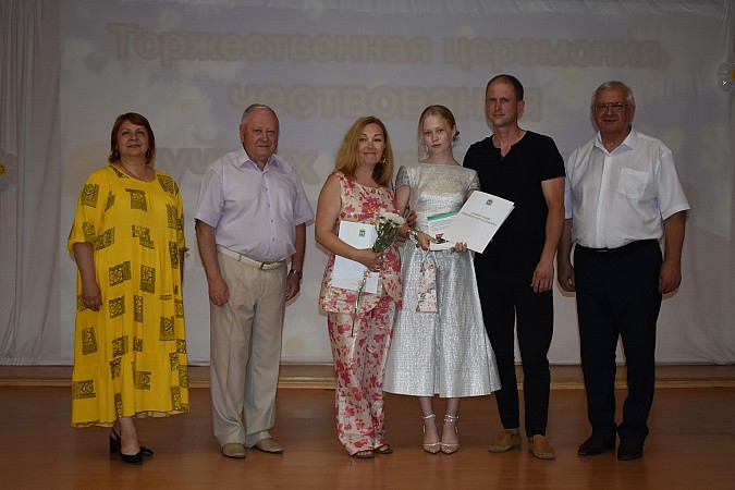 В Кинешме чествовали выпускников - медалистов 2024 года фото 7