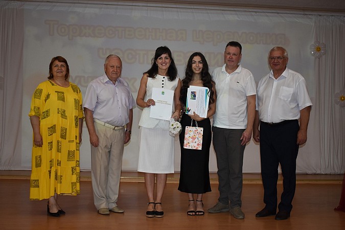 В Кинешме чествовали выпускников - медалистов 2024 года фото 40