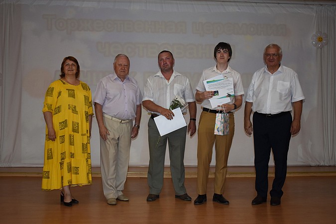 В Кинешме чествовали выпускников - медалистов 2024 года фото 18