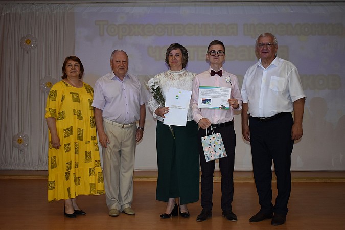 В Кинешме чествовали выпускников - медалистов 2024 года фото 47