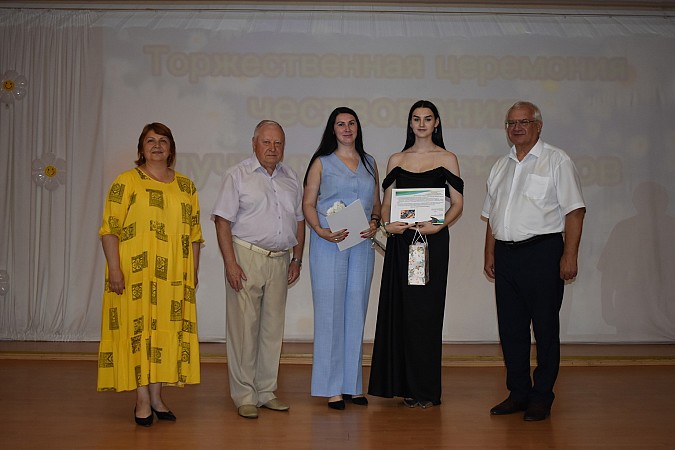 В Кинешме чествовали выпускников - медалистов 2024 года фото 20