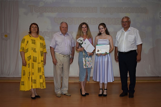 В Кинешме чествовали выпускников - медалистов 2024 года фото 12