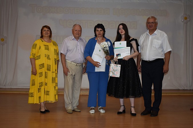 В Кинешме чествовали выпускников - медалистов 2024 года фото 39