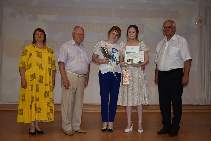 В Кинешме чествовали выпускников - медалистов 2024 года фото 33