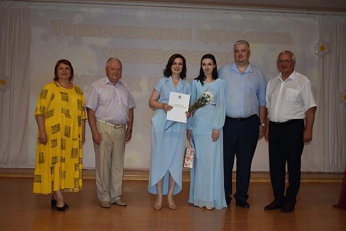 В Кинешме чествовали выпускников - медалистов 2024 года фото 11