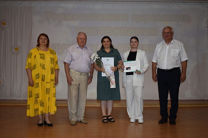 В Кинешме чествовали выпускников - медалистов 2024 года фото 36