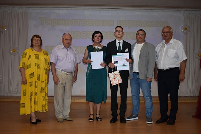 В Кинешме чествовали выпускников - медалистов 2024 года фото 22