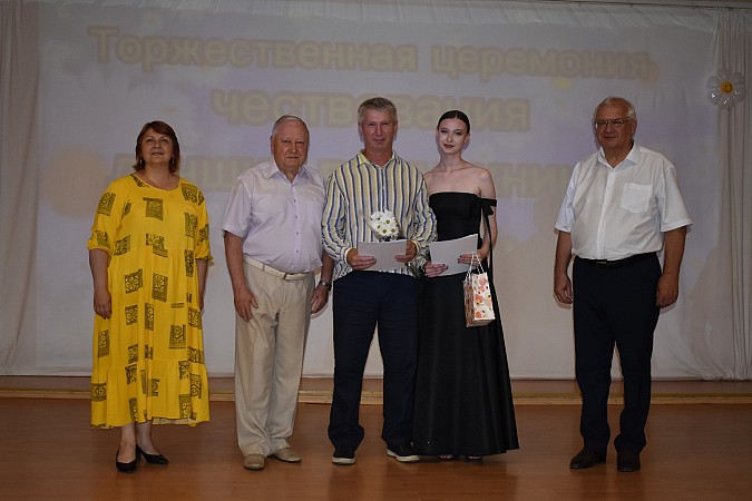 В Кинешме чествовали выпускников - медалистов 2024 года фото 15