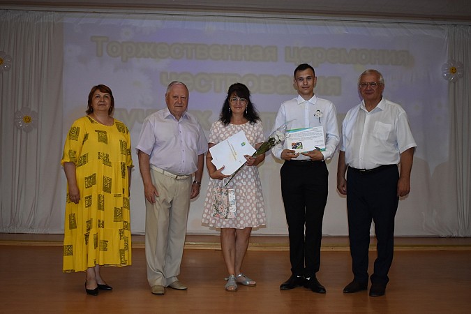 В Кинешме чествовали выпускников - медалистов 2024 года фото 28