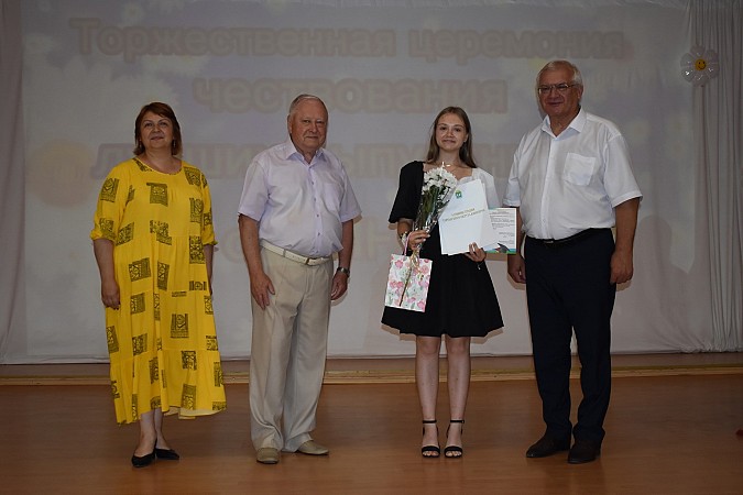 В Кинешме чествовали выпускников - медалистов 2024 года фото 10