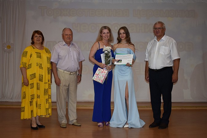 В Кинешме чествовали выпускников - медалистов 2024 года фото 23