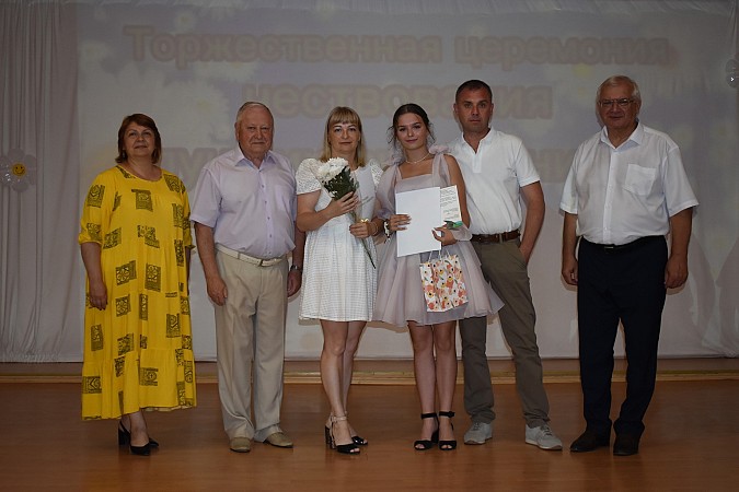 В Кинешме чествовали выпускников - медалистов 2024 года фото 46