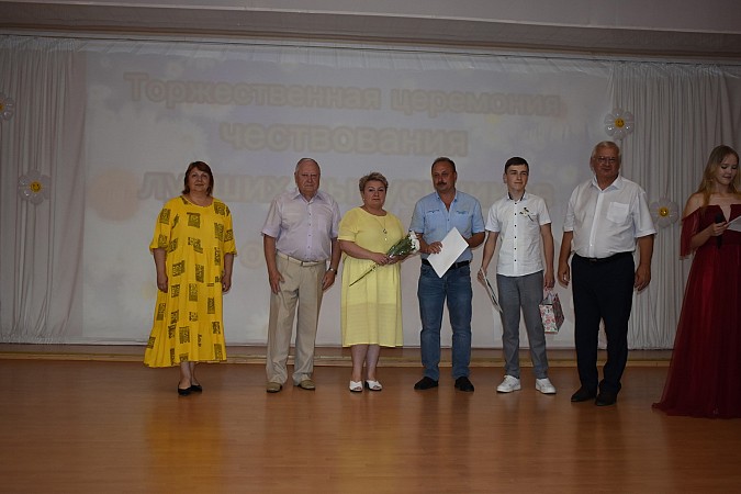 В Кинешме чествовали выпускников - медалистов 2024 года фото 9