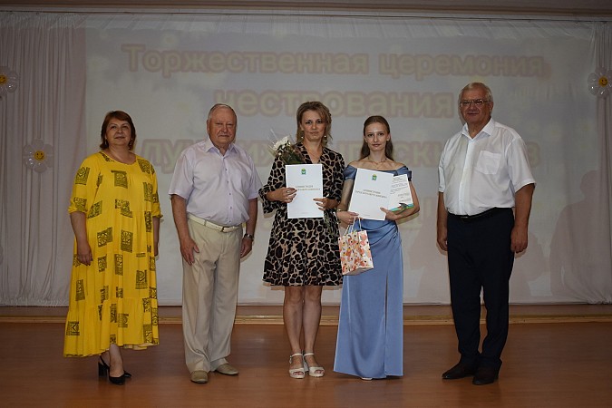 В Кинешме чествовали выпускников - медалистов 2024 года фото 4