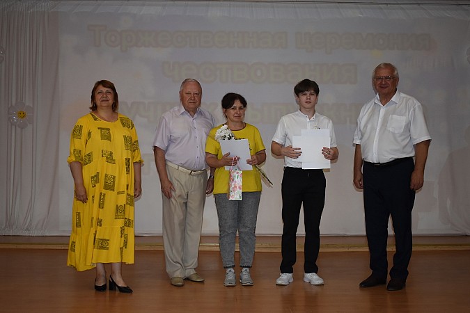 В Кинешме чествовали выпускников - медалистов 2024 года фото 48