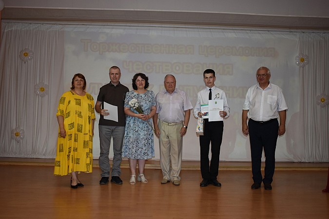 В Кинешме чествовали выпускников - медалистов 2024 года фото 37