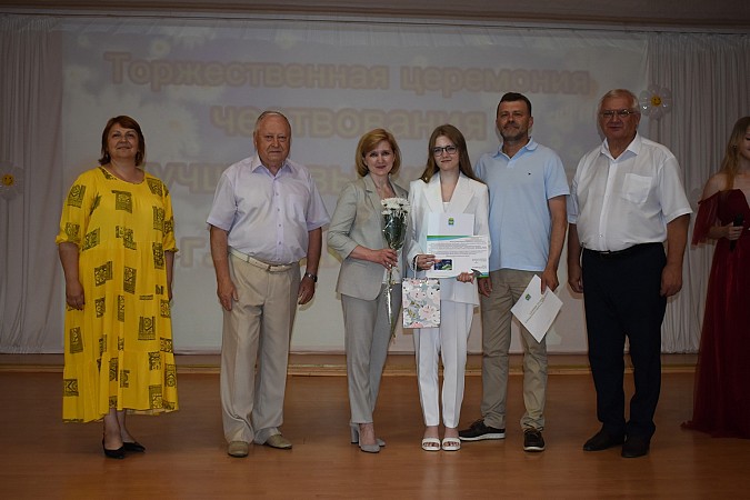 В Кинешме чествовали выпускников - медалистов 2024 года фото 30