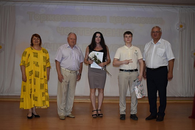 В Кинешме чествовали выпускников - медалистов 2024 года фото 51