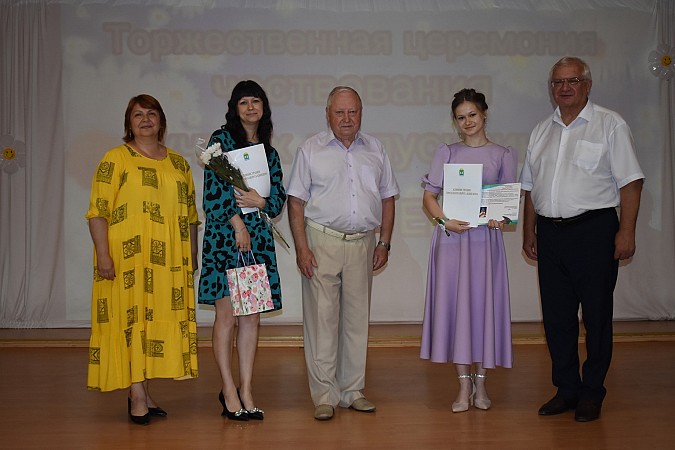 В Кинешме чествовали выпускников - медалистов 2024 года фото 13