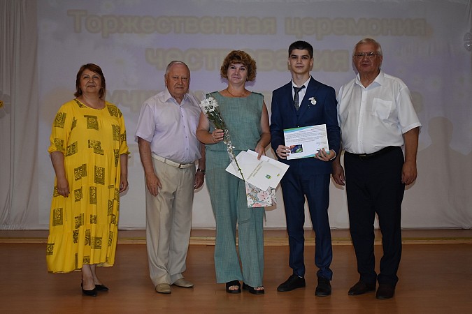 В Кинешме чествовали выпускников - медалистов 2024 года фото 3