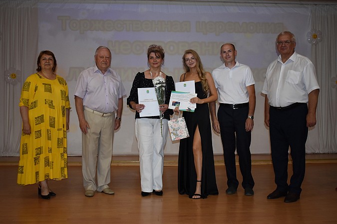 В Кинешме чествовали выпускников - медалистов 2024 года фото 8