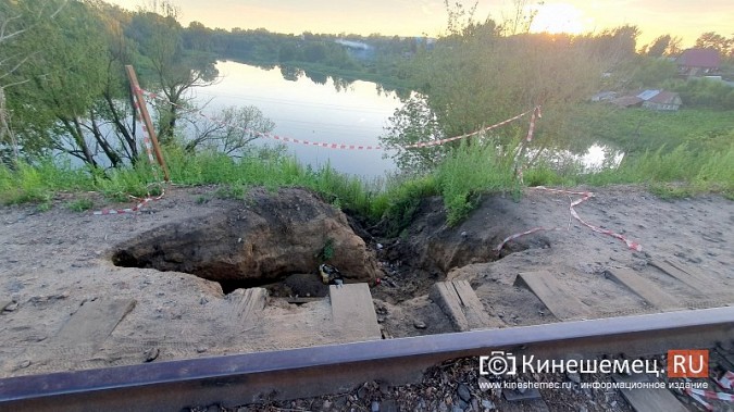 Провал грунта на дамбе через р.Казоху Кинешме становится угрожающим фото 4