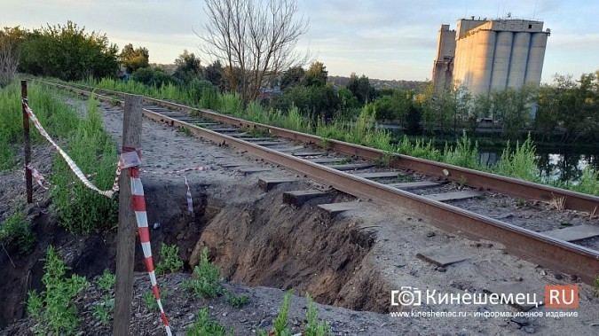 Провал грунта на дамбе через р.Казоху Кинешме становится угрожающим фото 2