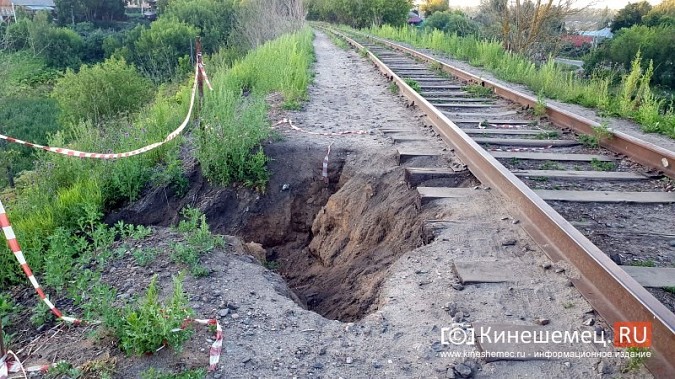 Провал грунта на дамбе через р.Казоху Кинешме становится угрожающим фото 5