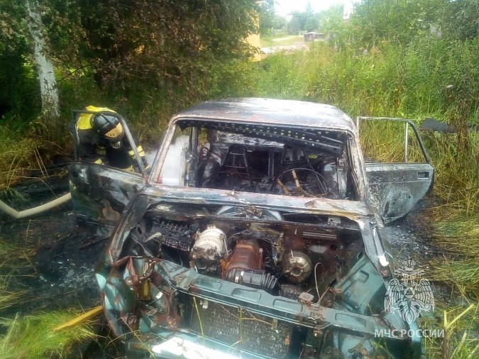 В селе Елнать во время резки на металлолом загорелся автомобиль фото 3