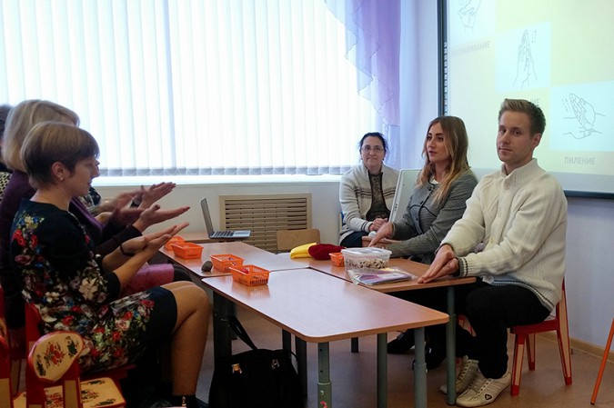 Учитель-дефектолог Антон Сергеевич Кравченко и воспитатель Наталья Андреевна Бугрова проводят мастер-класс по теме «Ум ребёнка – на кончиках его пальцев»