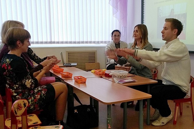 Учитель-дефектолог Антон Сергеевич Кравченко и воспитатель Наталья Андреевна Бугрова проводят мастер-класс по теме «Ум ребёнка – на кончиках его пальцев»