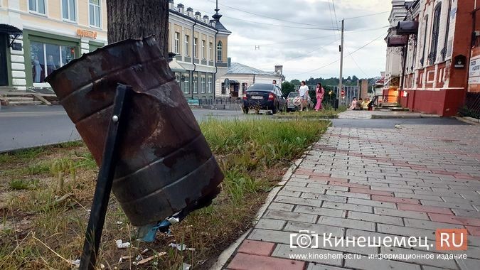 Из дырявых урн в центре Кинешмы вываливается мусор фото 2